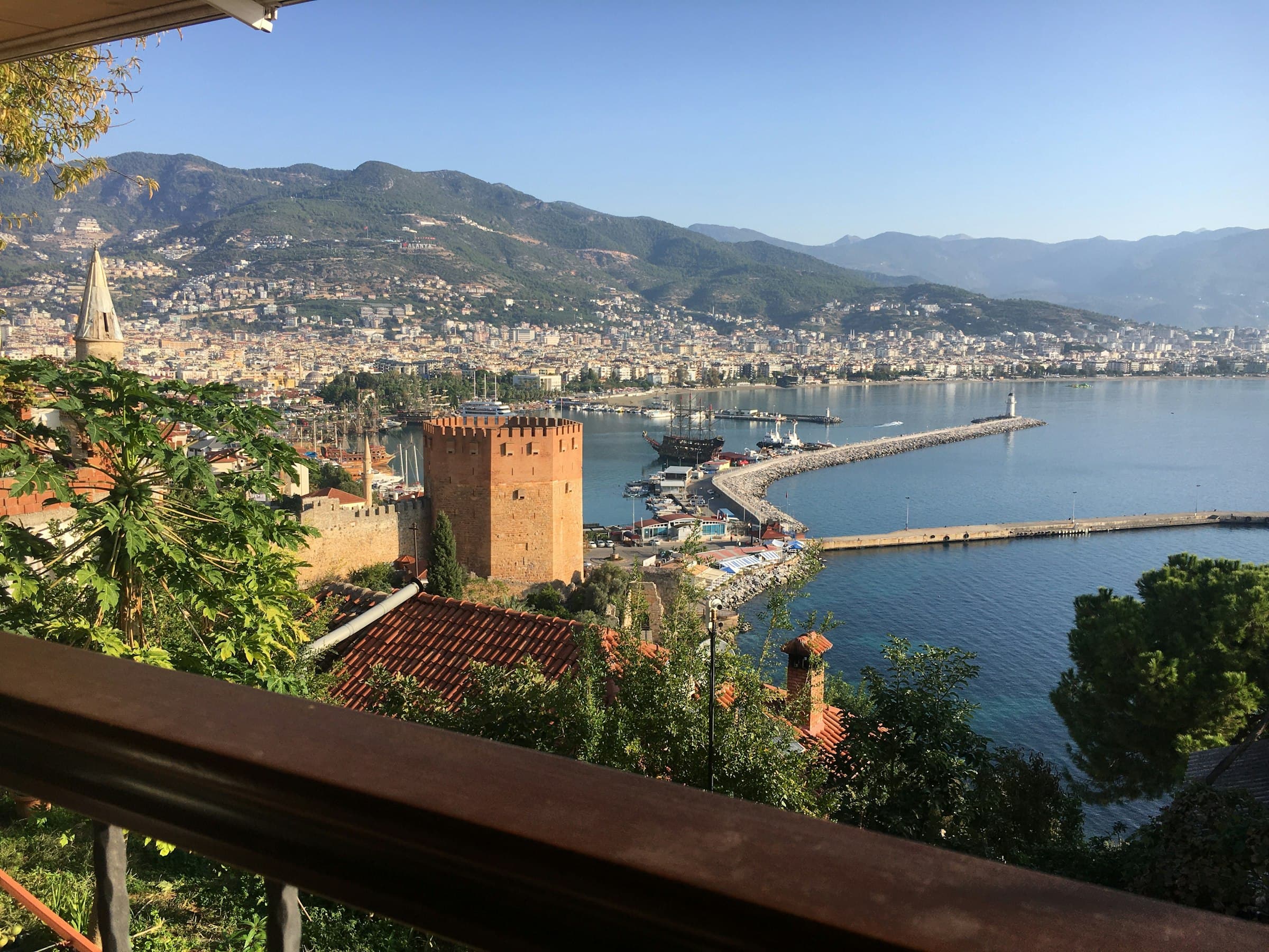 Kızıl Kule ve Alanya limanından deniz manzarası