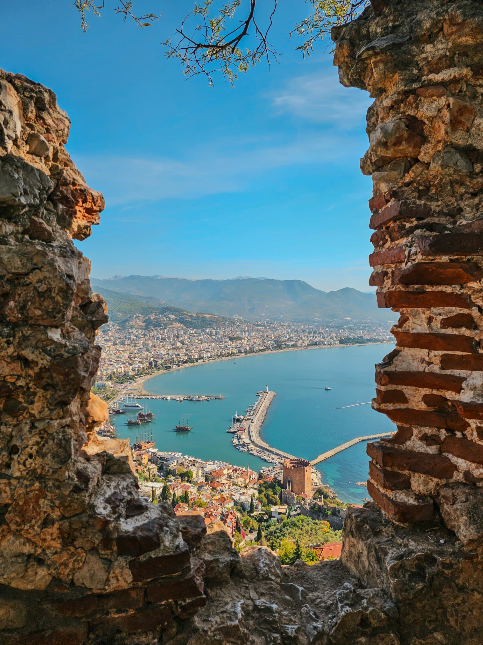 Alanya Kalesi surlarından liman ve Kızıl Kule manzarası